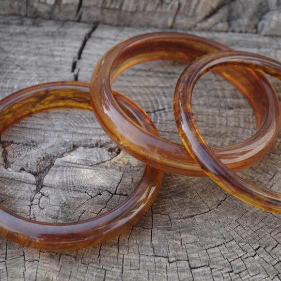 Three Vintage Lucite Translucent Rootbeer Bangles - Picture 2 of 5